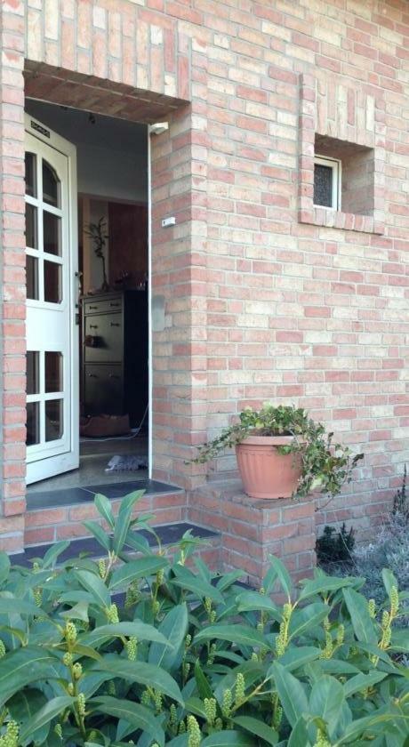 Ferienwohnung Mit Garten In Koeln Экстерьер фото