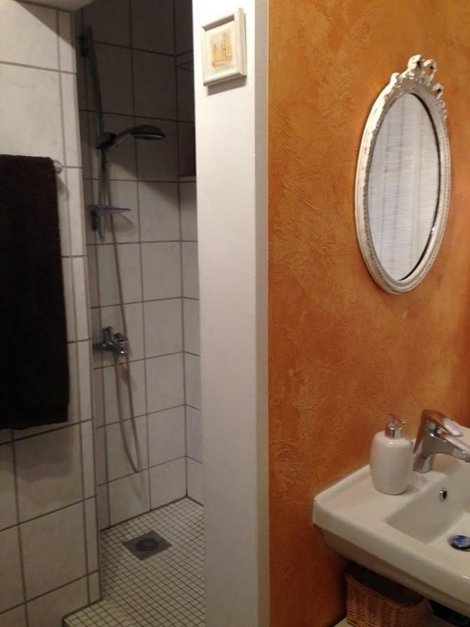 Ferienwohnung Mit Garten In Koeln Экстерьер фото
